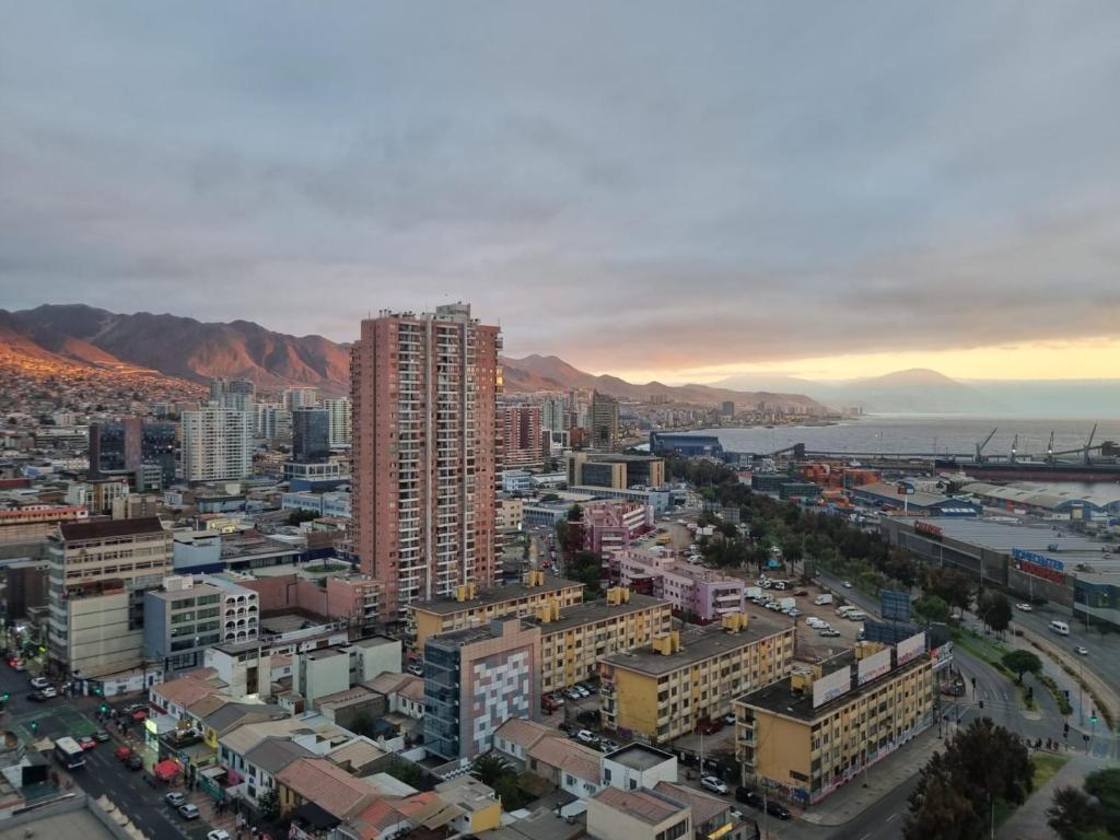 Antofagasta Inolvidable في أنتوفاغاستا: اطلالة جوية على مدينة بها مباني والمحيط