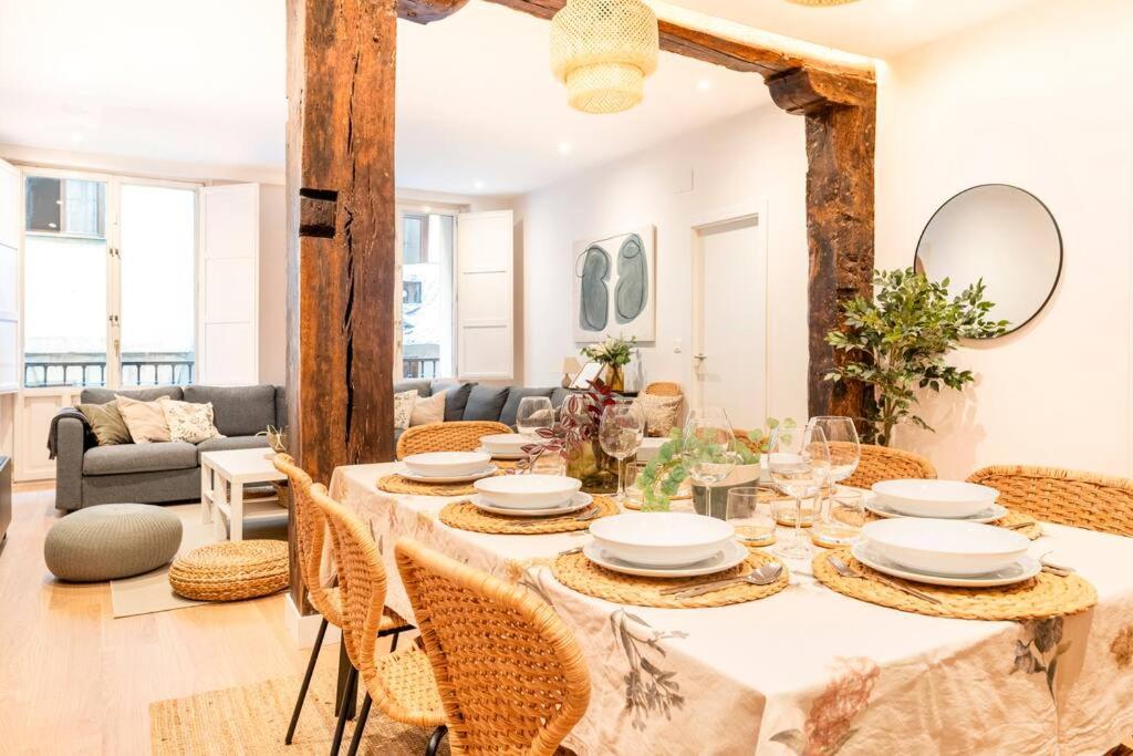 jadalnia ze stołem z białymi talerzami i krzesłami w obiekcie OT Residence 5 bedrooms 4 bathrooms luxury apartment in Old Town w mieście Bilbao