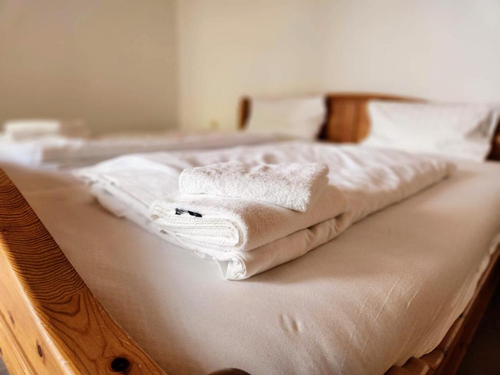 Una cama con toallas blancas encima. en Haus für Monteure in Baden-Baden, en Baden-Baden