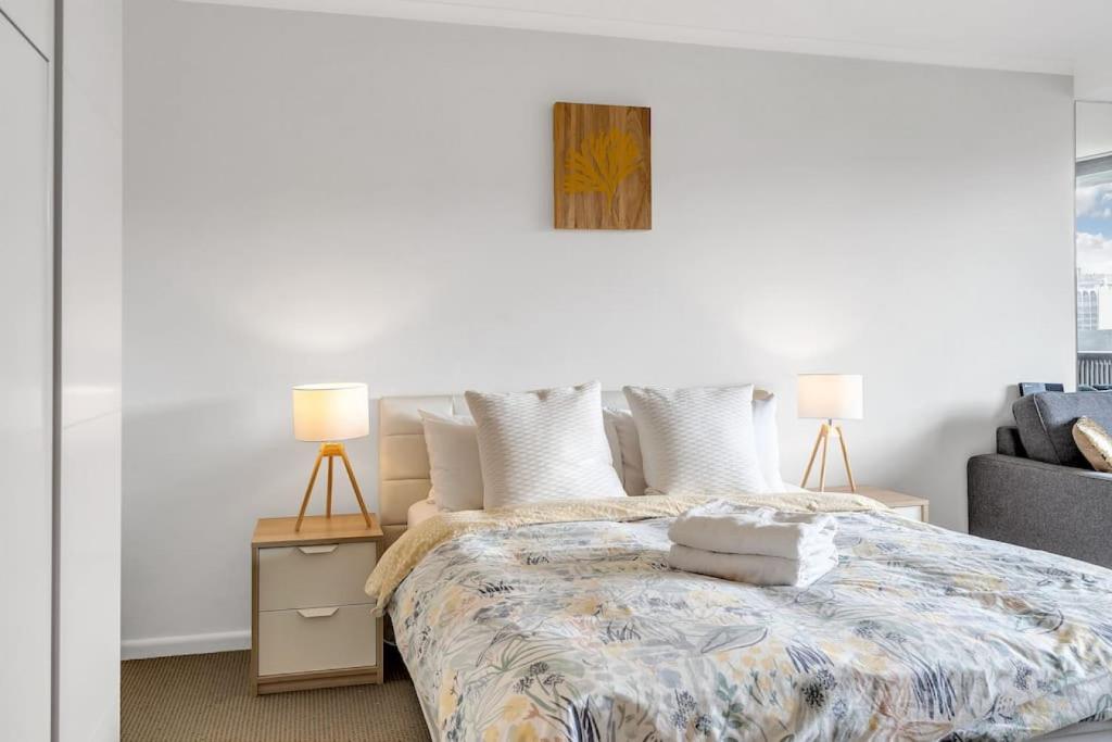 - une chambre avec un lit avec deux lampes et un canapé dans l'établissement Studio in Hyde park, best location in Sydney City, à Sydney