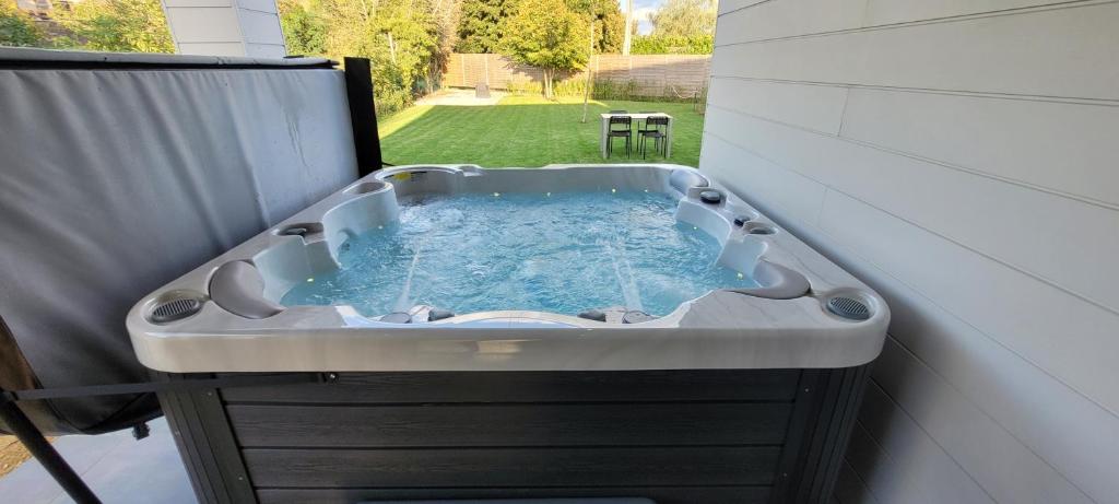 un jacuzzi en la esquina de una casa en Gîte de Trasenster, en Trooz