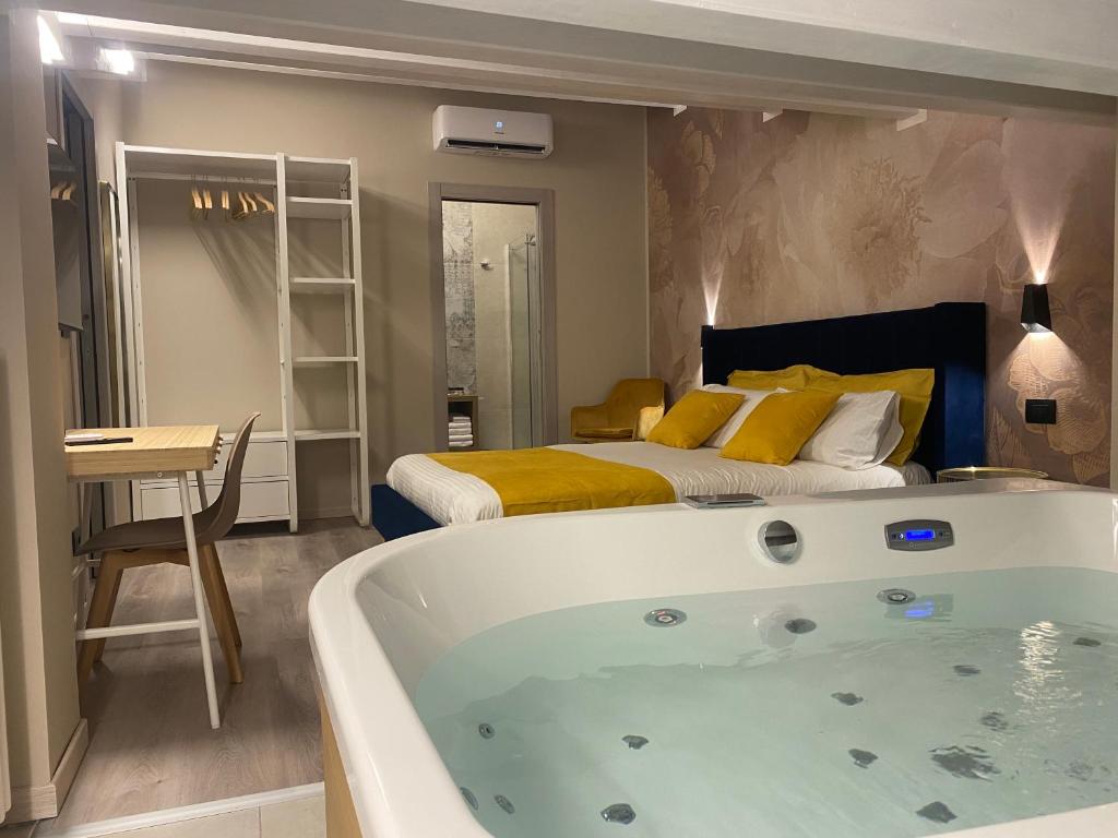 ein Schlafzimmer mit einer Badewanne vor einem Bett in der Unterkunft BBLoveBologna in Castenaso