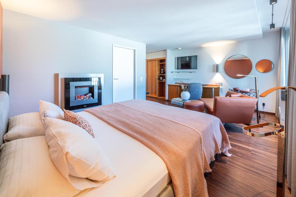Postel nebo postele na pokoji v ubytování hirschen dornbirn - das boutiquestyle hotel