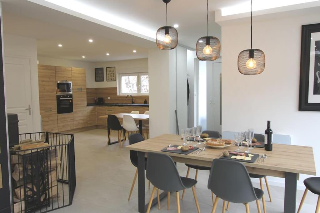 Η κουζίνα ή μικρή κουζίνα στο Maison cossue, moderne et calme à La Bresse 5 chbr