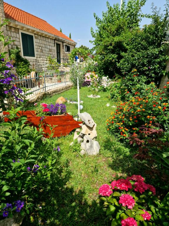 Vonkajšia záhrada v ubytovaní Paula Apartment - Green home by the sea