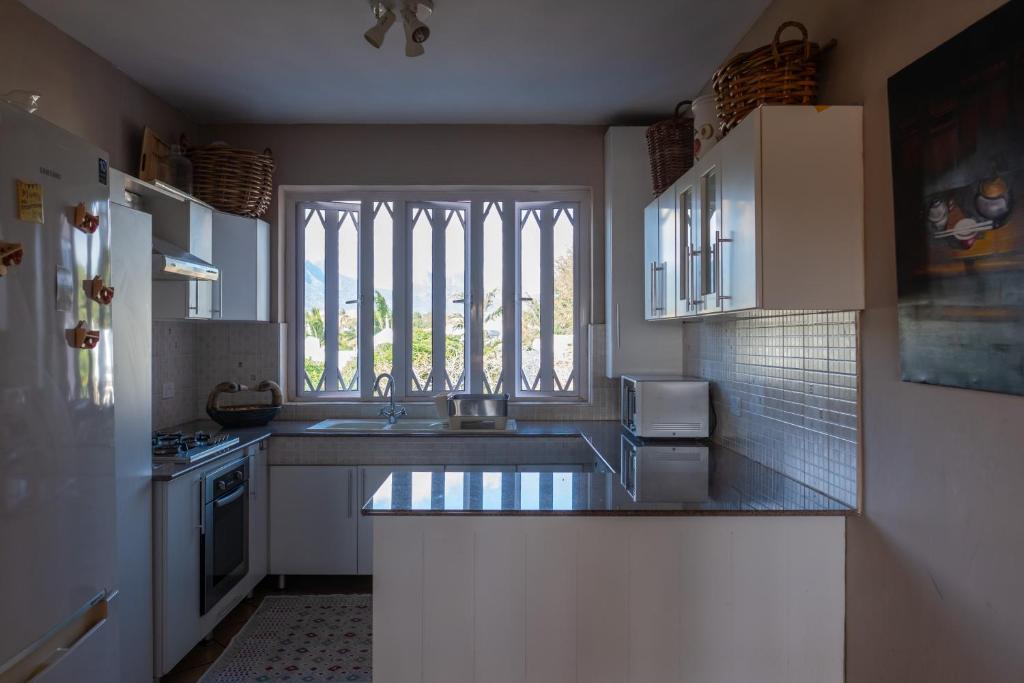 Kuchyň nebo kuchyňský kout v ubytování Tamarin Seaside Apartment