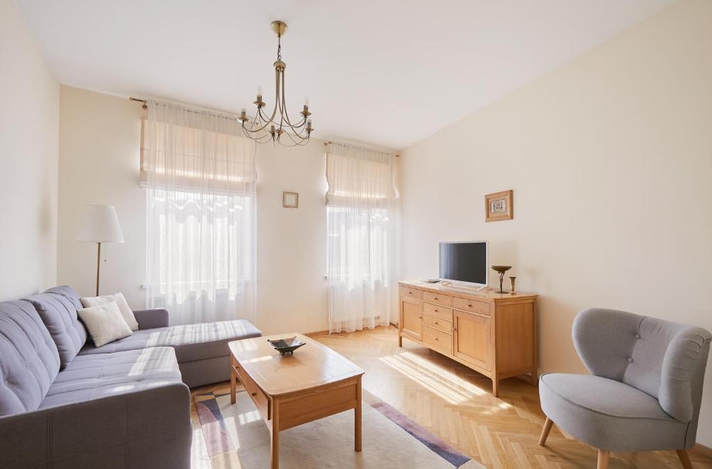 ein Wohnzimmer mit einem Sofa und einem TV in der Unterkunft Old Town apartment in Kaunas