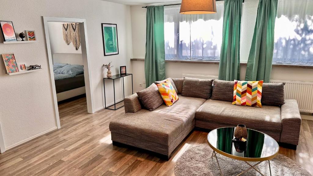 ein Wohnzimmer mit einem Sofa und einem Tisch in der Unterkunft Kaarst-Apt für 4, Zentral, Gemütlich, privater Parkplatz in Kaarst