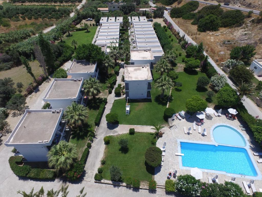 een luchtzicht op een resort met een zwembad bij Valley Village in Matala