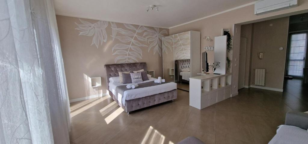 1 dormitorio con 1 cama y vestidor en Kisses From Livorno Open space a pochi passi dal Lungomare, en Livorno