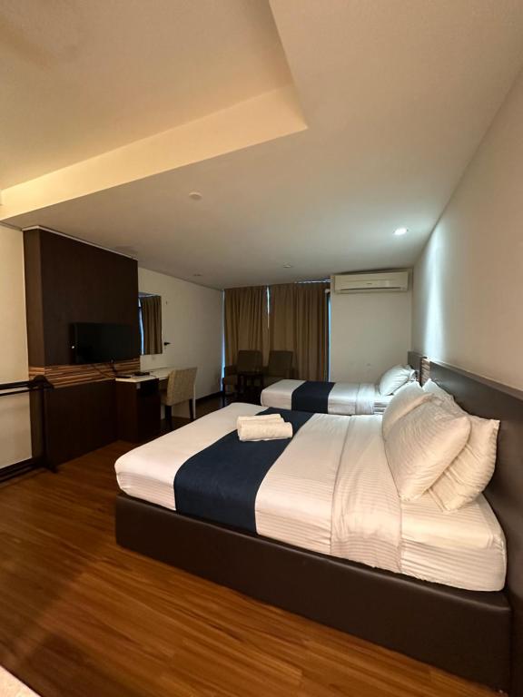 コタバルにあるSweet Studio Apartmentの大きなベッド(白いシーツ付)が備わる客室です。