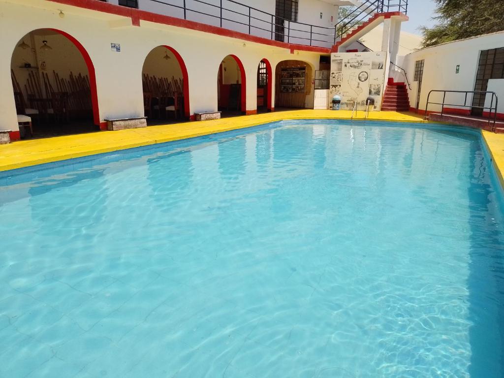 una grande piscina su una nave da crociera di Hotel Casa Sol a Ica