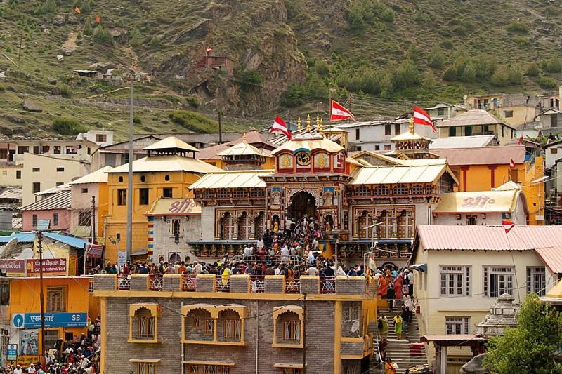 a group of people standing on top of a building at Badrinath Jb Laxmi hotel in Badrīnāth