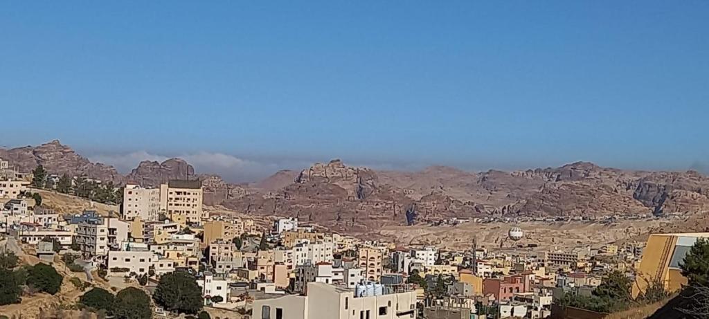 Blick auf eine Stadt mit Bergen im Hintergrund in der Unterkunft Petra Gardens in Wadi Musa