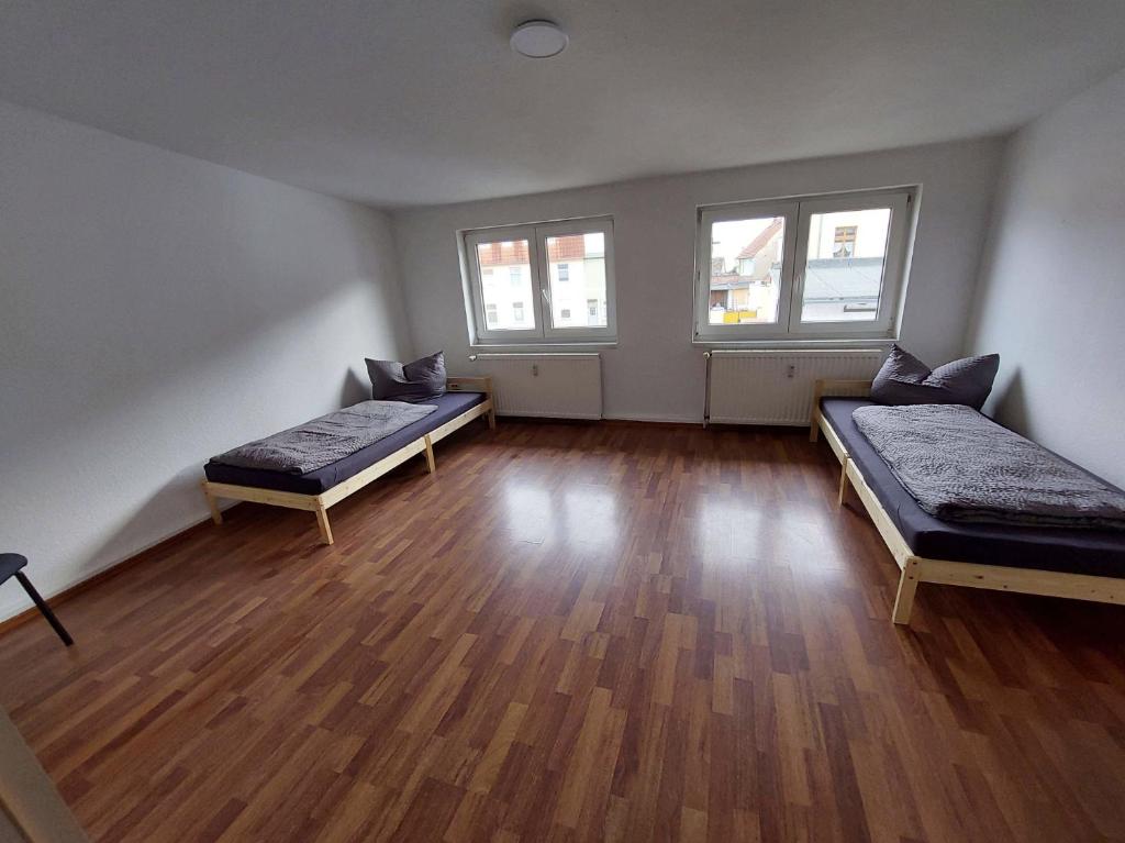 Habitación vacía con 2 camas y 2 ventanas en Wohung in Schönebeck Nähe Magdeburg und Intel-Werk, 