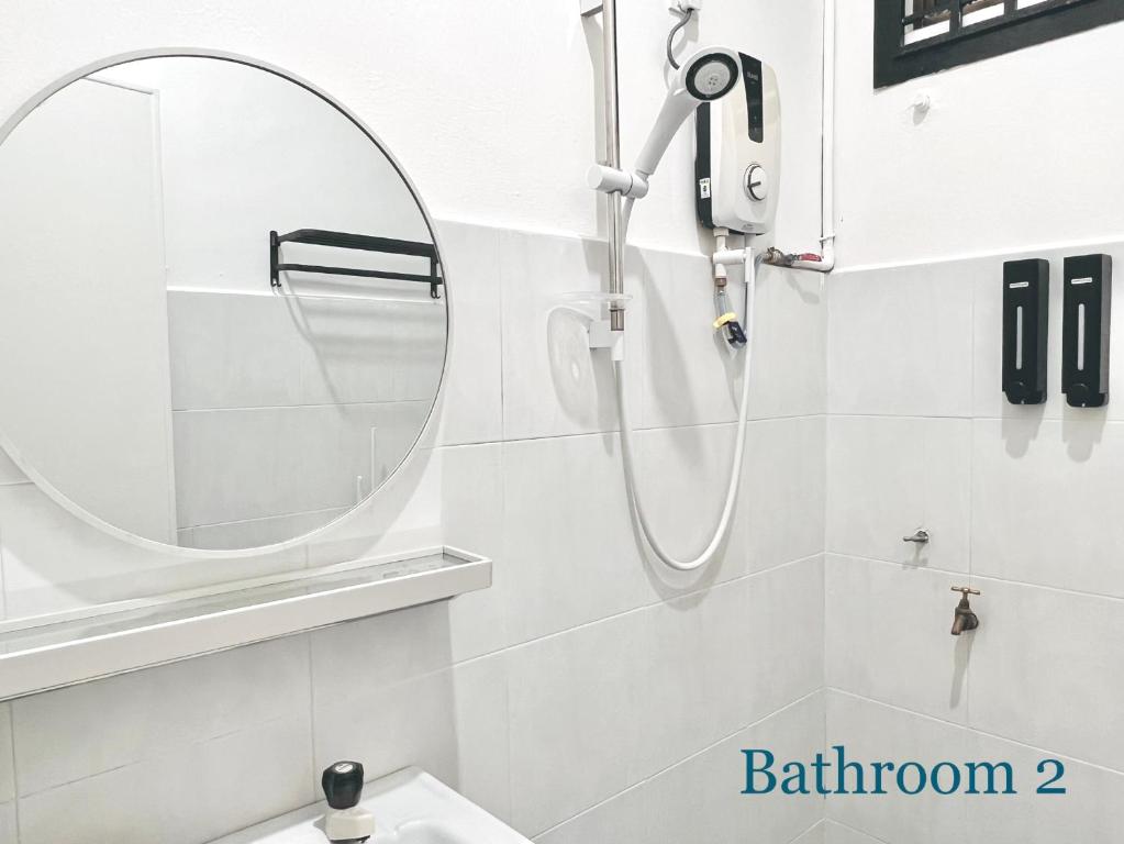 Koupelna v ubytování HeySnowy 8-15pax #FreeNetflix #Gated & Guarded #Water Dispenser #4 Bedrooms