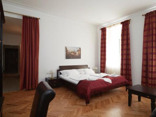 Rúm í herbergi á La Scala Apartments