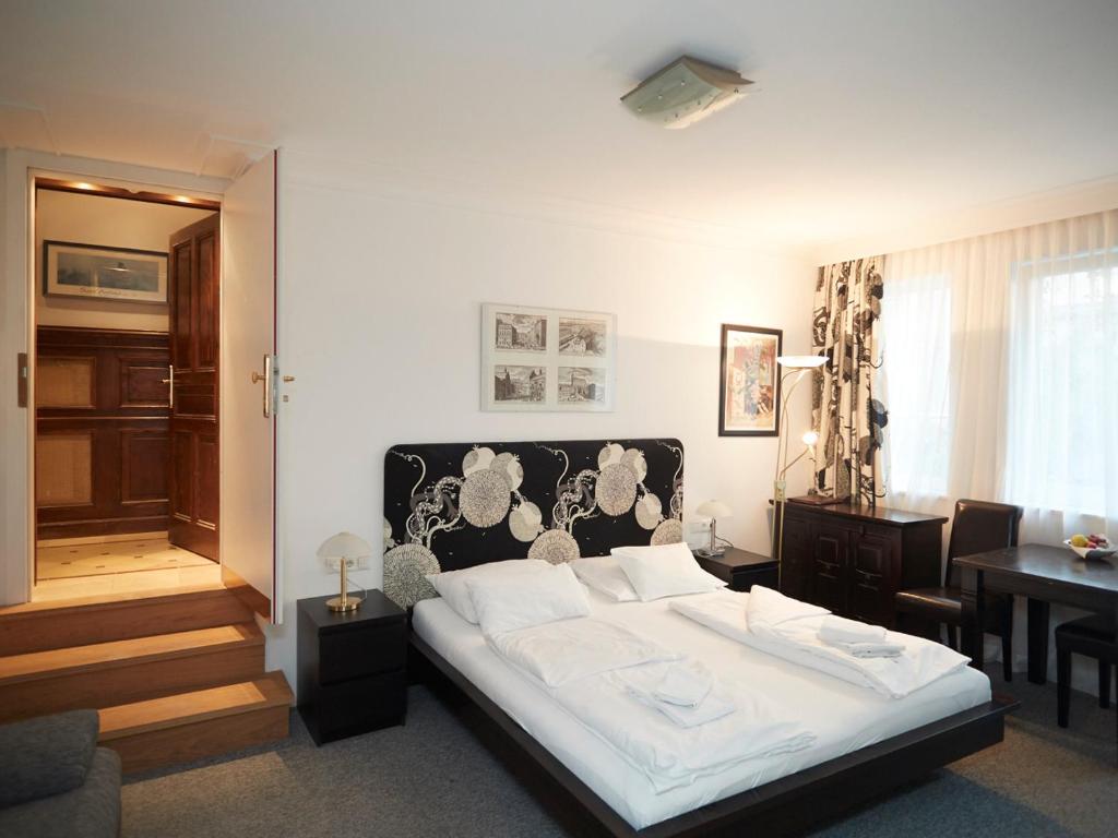 Rúm í herbergi á La Scala Apartments