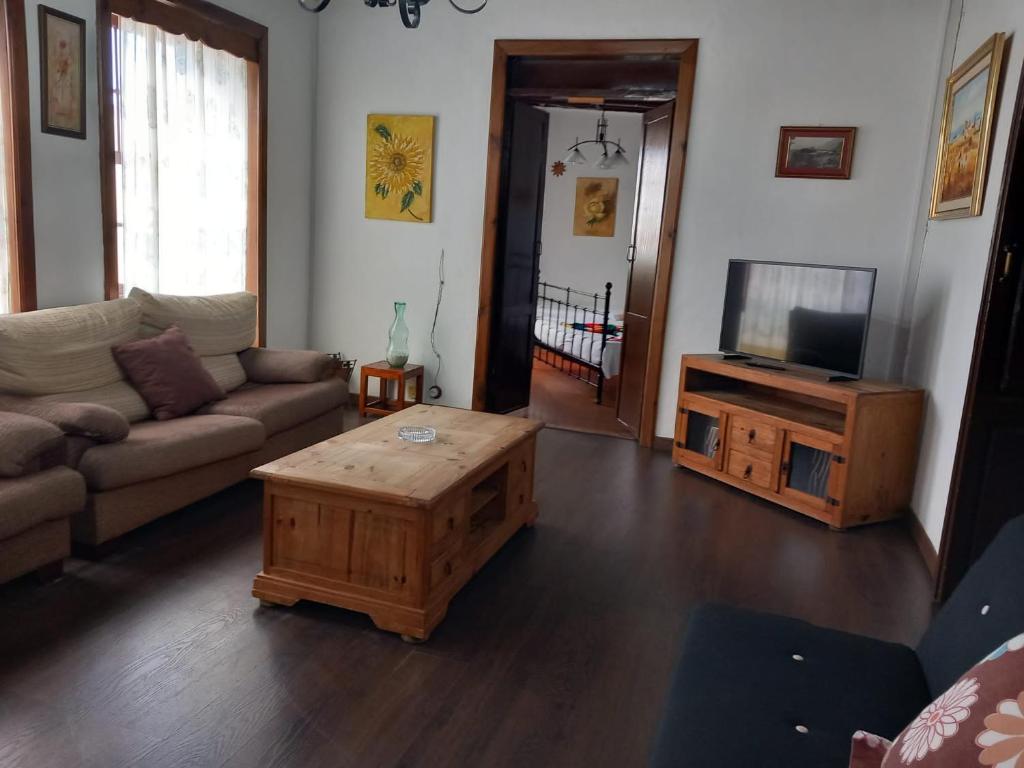 TV a/nebo společenská místnost v ubytování Canarian House with views and pool