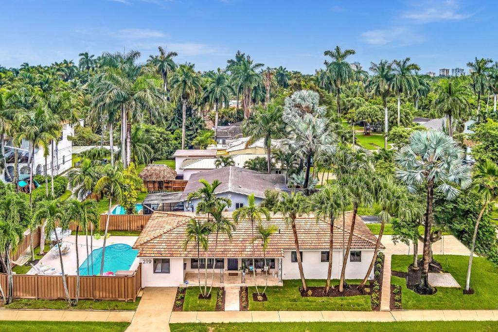 una vista aérea de una casa con palmeras en Tropical Oasis with pool 10 mins airport & 5 mins Beach en Hollywood