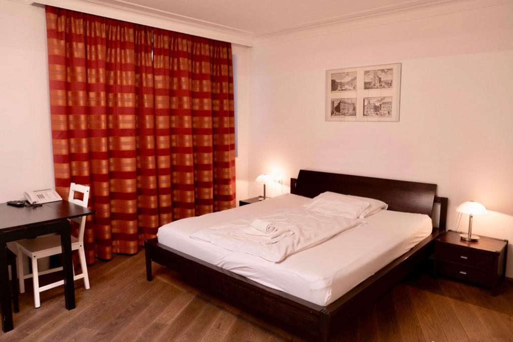 Rúm í herbergi á La Scala Apartments