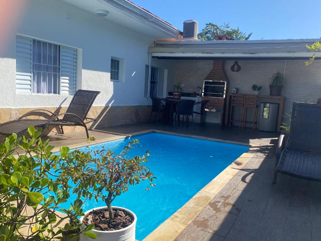 una piscina in un cortile con una casa di Casa Juquehy a São Sebastião