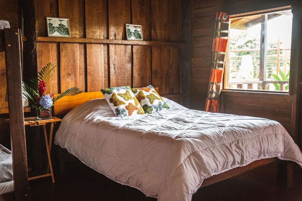Postel nebo postele na pokoji v ubytování Pacuare Mountain Lodge