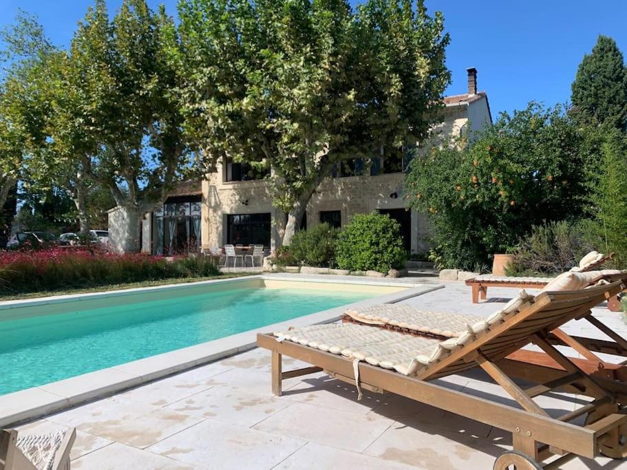 - une piscine à côté d'une maison avec piscine dans l'établissement Studio attenant à Mas Provençal avec piscine, à Châteaurenard