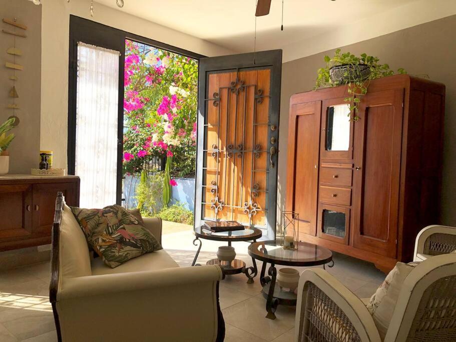 a living room with a couch and a table at Casa Eugenia 35 / Centro Histórico in Campeche
