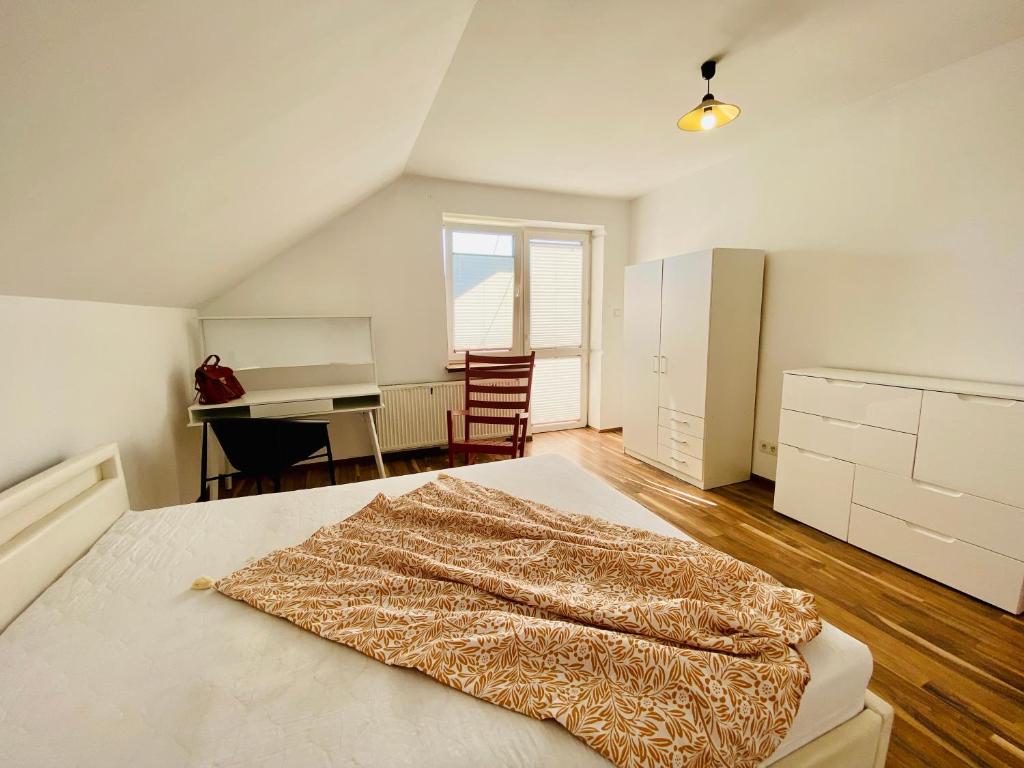 Łóżko lub łóżka w pokoju w obiekcie Komfortowy pokój dla dwojga z balkonem Marcinkowicka