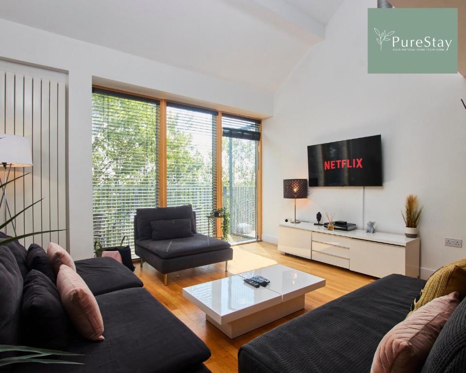 Beautiful Four Bed House By PureStay Short Lets & Serviced Accommodation Coventry With Parking - Housity