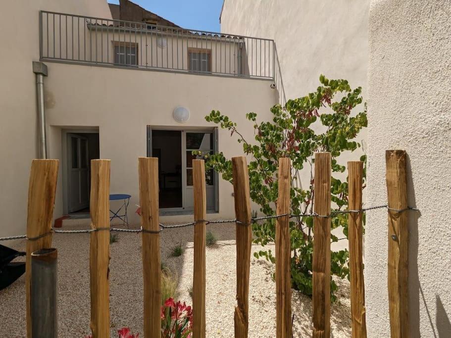 une clôture en bois devant une maison dans l'établissement Maison centre-ville de Sète, à Sète
