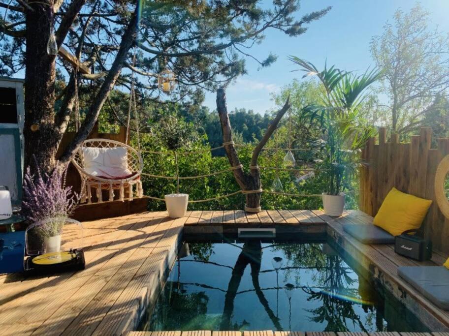 un patio trasero con piscina y terraza de madera en LOASIS- Maison Provençale T4 proche Aix en Pce, en Meyrargues