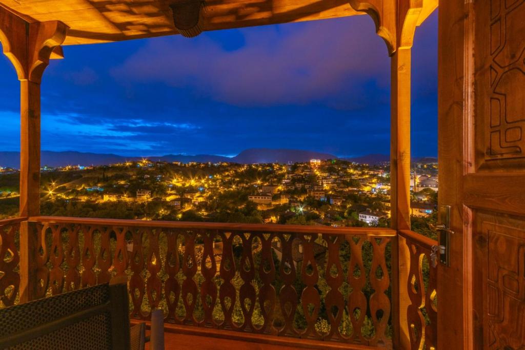 - une vue sur la ville depuis le balcon la nuit dans l'établissement Manzara Konak Otel, à Safranbolu