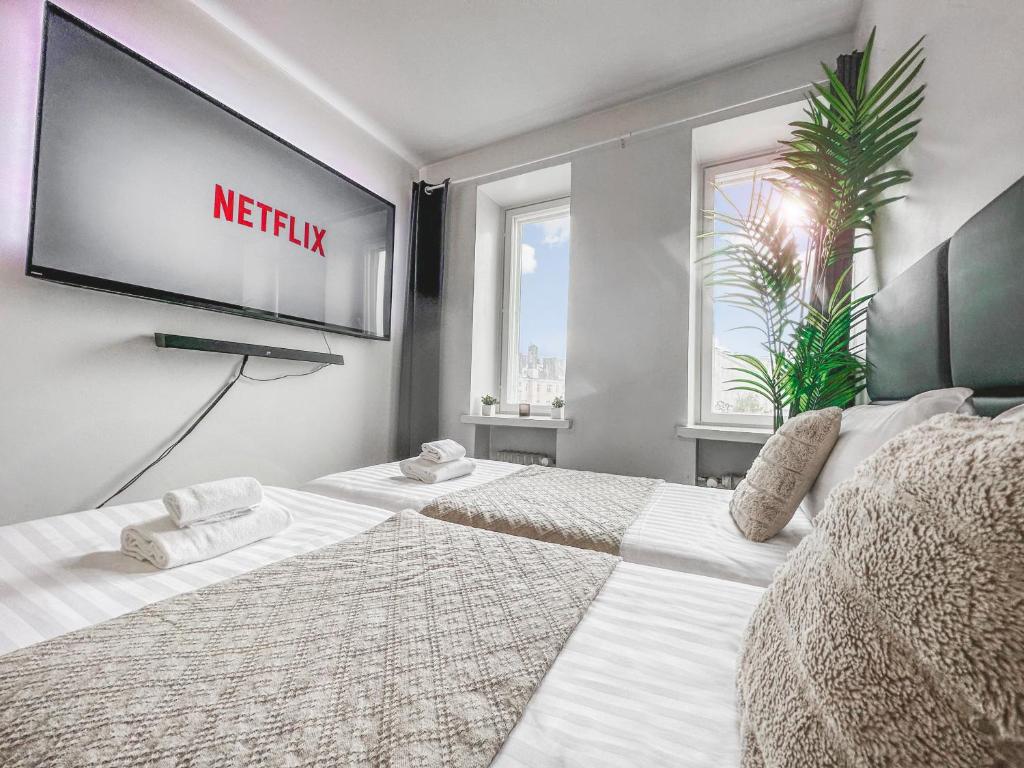 um quarto com 2 camas e uma televisão de ecrã plano em Residential Hotels Helsinki Penthouse em Helsínquia