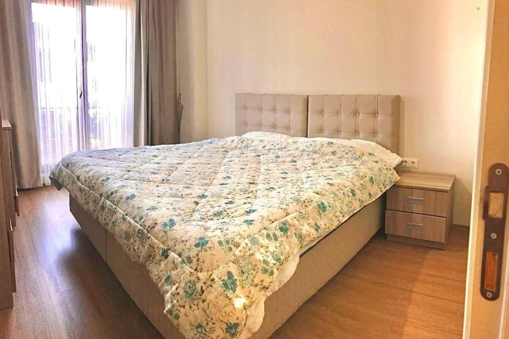 una camera con un letto e un piumone floreale di Удобная квартира для семьи Comfortable apartment for a family شقة مريحة لعائلة a Yalova