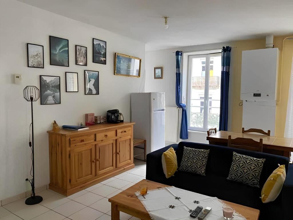 un salon avec un canapé et une table dans l'établissement Un moment de Détente au cœur de Vals-les-Bains, à Vals-les-Bains