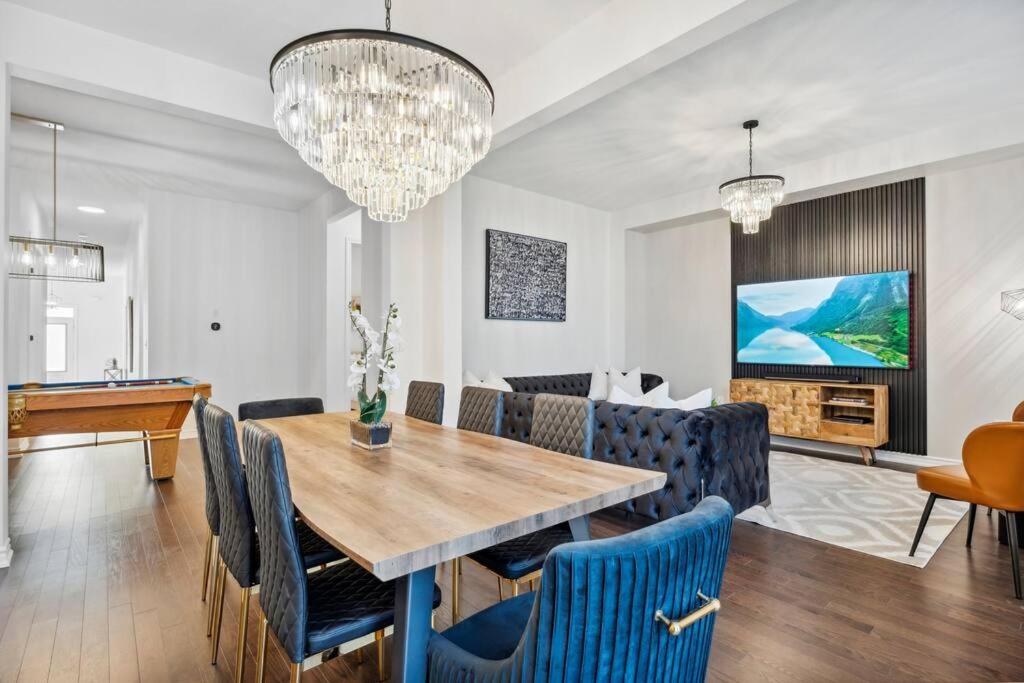 巴里Barrie Luxe, Pool Table 6 BR 6 BA Custom Design A+ Location的相册照片
