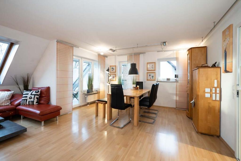 - un salon avec une table et un canapé dans l'établissement Apartments Harbour Apartments Höri 50m vom See am Yachthafen Moos bei Radolfzell, à Moos
