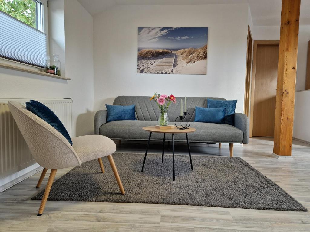 un soggiorno con divano e tavolo di 2nd home ferienwohnung a Nordenham