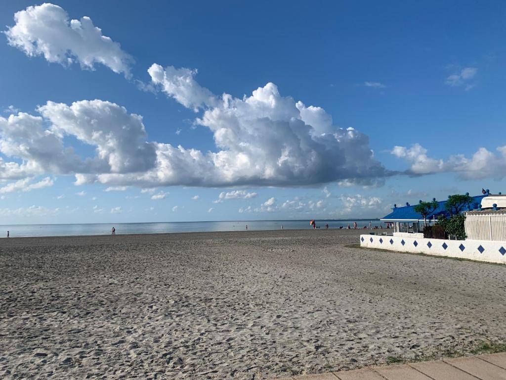 - une vue sur une plage avec un ciel nuageux dans l'établissement RELAX en SANTA POLA, ALICANTE, à Santa Pola