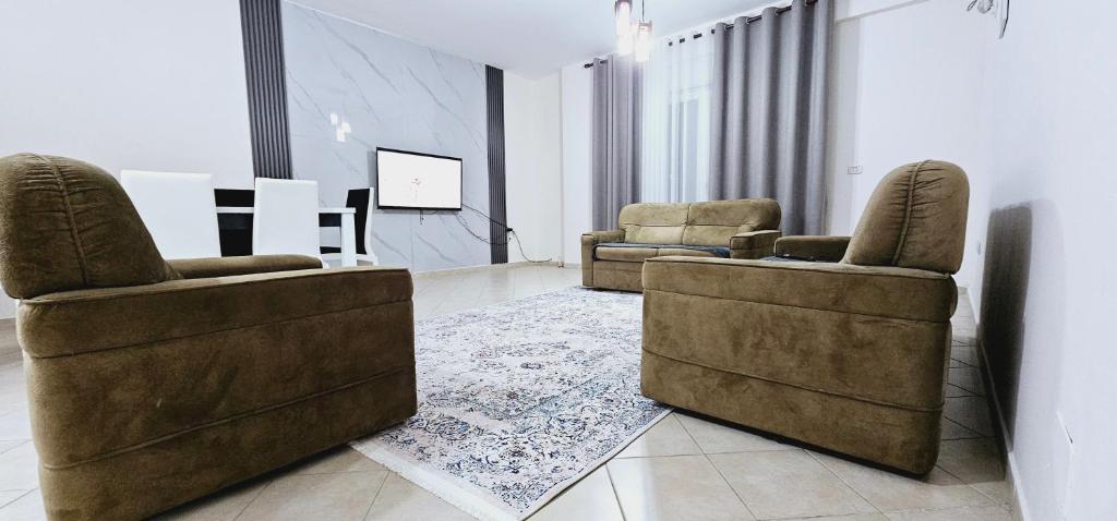 sala de estar con 2 sillas y alfombra en New Bazaar Side Bliss 2 Bed Room apt with free garage en Tirana