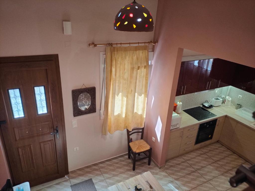 eine Küche mit einem Waschbecken, einem Tisch und einem Fenster in der Unterkunft Modern House in Mytilene Center in Mytilini