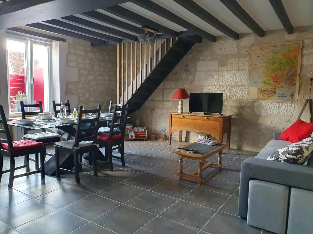 - un salon avec une table, des chaises et un canapé dans l'établissement Gite de la Guernouille, à Luçay-le-Mâle