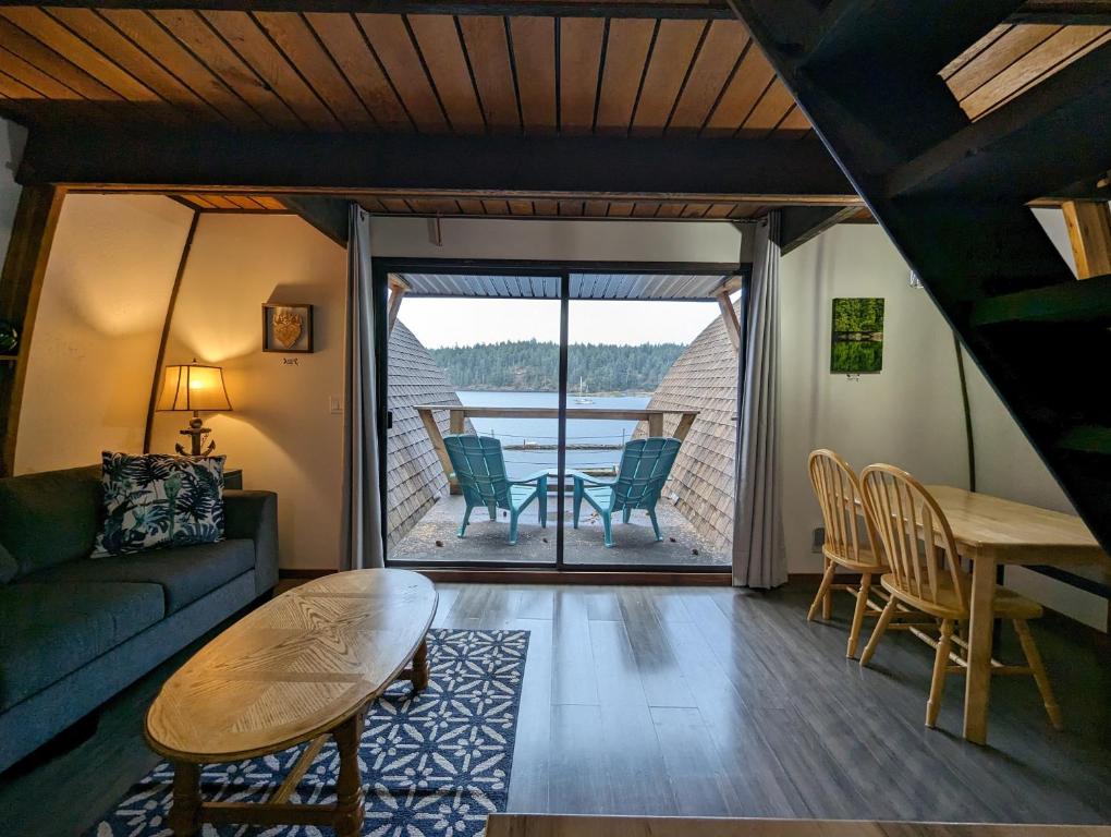 Et sittehjørne på Jade Resort-Oceanfront Suites in Gowlland Harbour