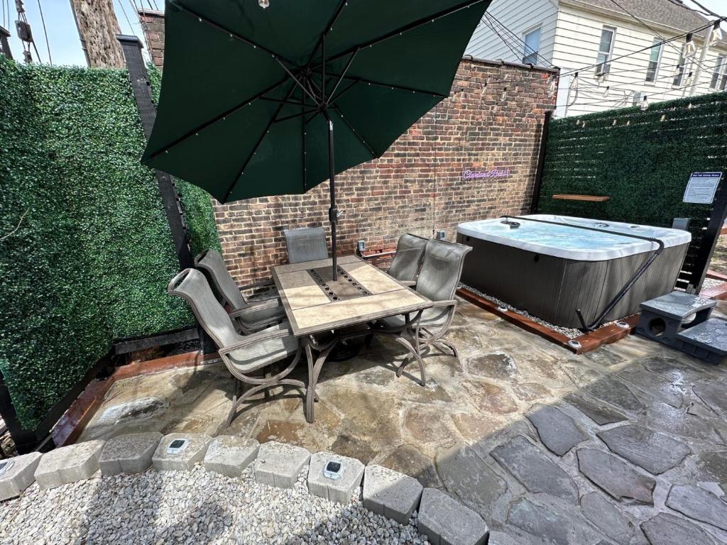 Rare Cleveland Apt in the Heart of Little Italy! With Sauna and a Hot