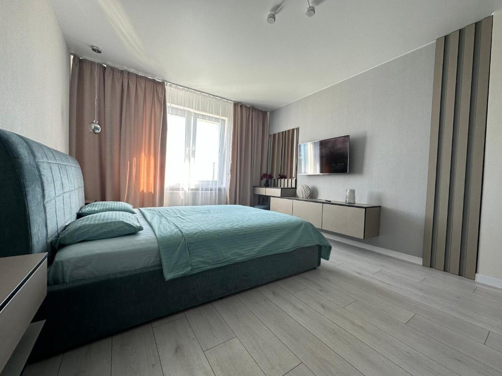 Ένα ή περισσότερα κρεβάτια σε δωμάτιο στο Нова квартира з чудовим краєвидом на озеро