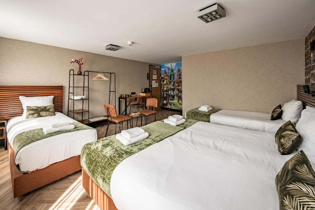 Historic Centre Hotel - Family Room With Private Bathroom