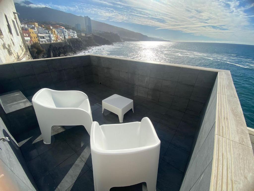 Perfect Sunset II في بويرتو دي لا كروث: شرفة مع دورتين مياه وإطلالة على المحيط
