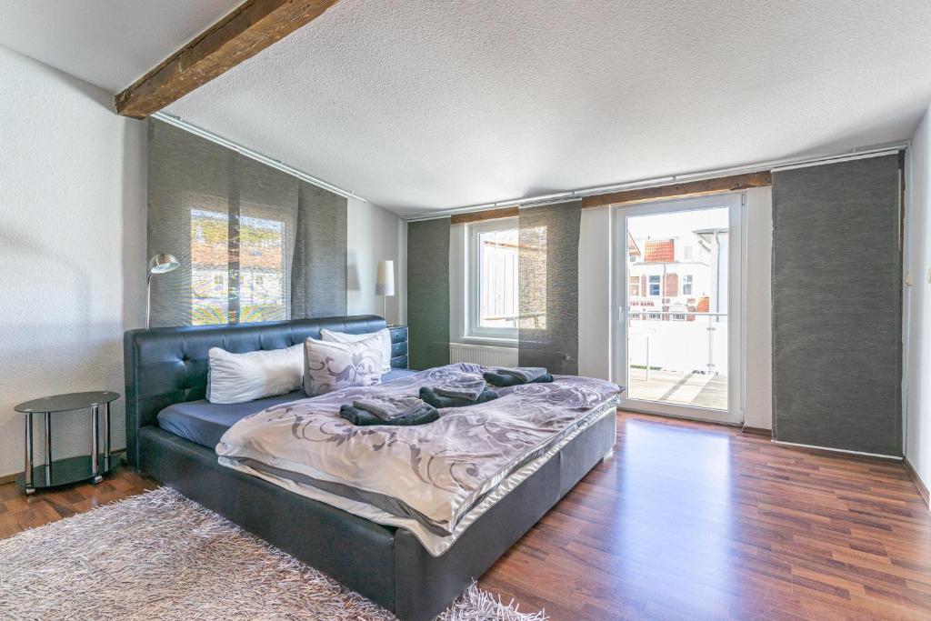 ein Schlafzimmer mit einem Bett und einem großen Fenster in der Unterkunft Sassnitz - Ferienwohnung 3 im Appartementhaus Hafenriff in Sassnitz